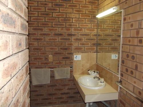 Bathroom, Cobar Town & Country Motor Inn in Cobar Bathroom, Cobar Town & Country Motor Inn in Cobar