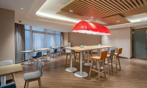 Food and beverages, Holiday Inn Express Changsha Shifu By IHG in Yuelu Food and beverages, Holiday Inn Express Changsha Shifu By IHG in Yuelu