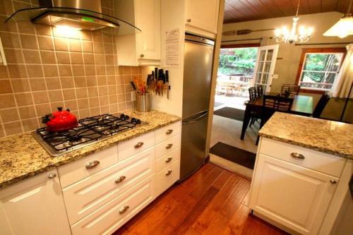 設施, Little Red House Plus! Redwoods! Hot Tub!! BBQ Grill! Fast WiFi! Near Golf Course!! Dog Friendly! in 諾瓦托 設施, Little Red House Plus! Redwoods! Hot Tub!! BBQ Grill! Fast WiFi! Near Golf Course!! Dog Friendly! in 諾瓦托