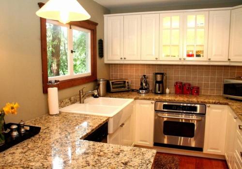 設施, Little Red House! Redwoods! Hot Tub! BBQ! Fast WiFi!! Multiple Decks!! Near Golf Course!! Dog Friend in 諾瓦托 設施, Little Red House! Redwoods! Hot Tub! BBQ! Fast WiFi!! Multiple Decks!! Near Golf Course!! Dog Friend in 諾瓦托