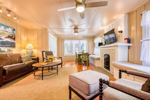 Iekārtas, Redwood Retreat! Redwoods! Walk to River!! Hot Tub!! BBQ! Central Air!! in Novato Iekārtas, Redwood Retreat! Redwoods! Walk to River!! Hot Tub!! BBQ! Central Air!! in Novato