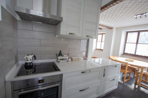 Kitchen, Chalet Cuore delle Alpi in Airolo Kitchen, Chalet Cuore delle Alpi in Airolo