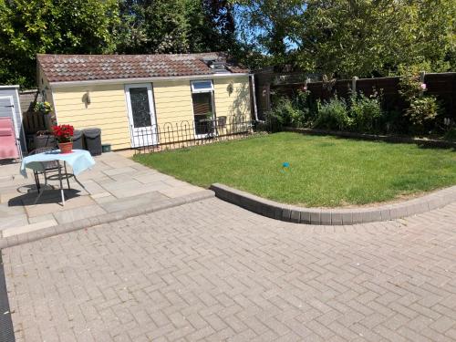 Cosy 1 Bed Garden Annexe in Stanway Cosy 1 Bed Garden Annexe in Stanway