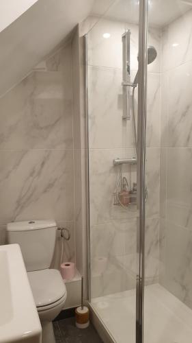 Bathroom, Alex Place's in Saint-Ouen-l'Aumone Bathroom, Alex Place's in Saint-Ouen-l'Aumone