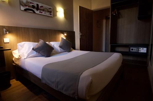 Guestroom, Le Strasbourg Hotel in Montpellier Guestroom, Le Strasbourg Hotel in Montpellier