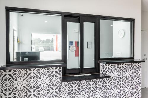 Lobby, Americas Best Value Inn & Suites Kingwood IAH Airport in Kingwood Lobby, Americas Best Value Inn & Suites Kingwood IAH Airport in Kingwood