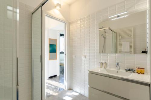Bathroom, ALTIDO Spacious Apt for 6, Near Train Station and Beach in Sestri Levante Bathroom, ALTIDO Spacious Apt for 6, Near Train Station and Beach in Sestri Levante