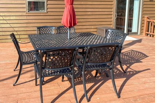 Modern Mountain Retreat with Deck and Hot Tub! in Warrenton (VA) Modern Mountain Retreat with Deck and Hot Tub! in Warrenton (VA)