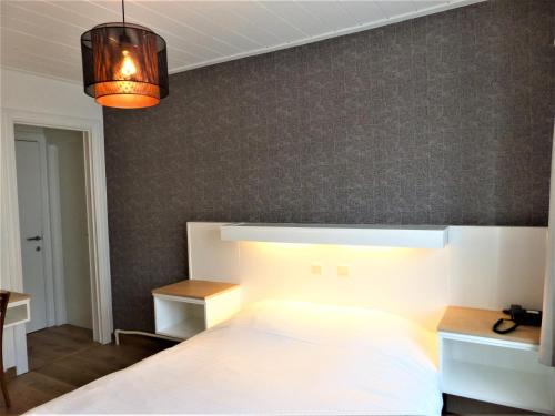 Logis Hotel Du Midi in ลา โรเช่-เอน-อาร์เดนเน่ Logis Hotel Du Midi in ลา โรเช่-เอน-อาร์เดนเน่