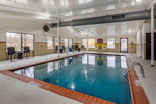 Kolam renang, Comfort Inn Paducah I-24 in Paducah (KY) Kolam renang, Comfort Inn Paducah I-24 in Paducah (KY)