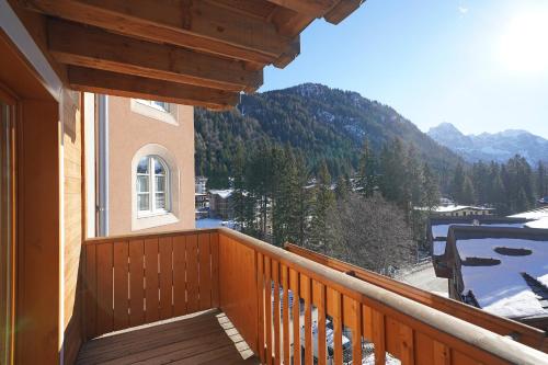 Balcony/terrace, Hotel Chalet del Brenta in Madonna di Campiglio City Center Balcony/terrace, Hotel Chalet del Brenta in Madonna di Campiglio City Center