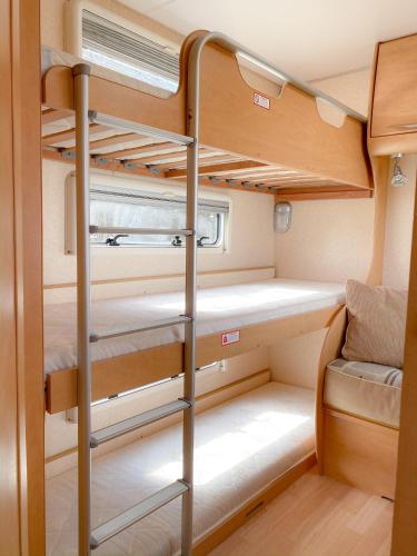 StayZo Large Modern, fully equipped Caravan at family friendly site - with Free Wi-Fi and Parking in Amersham StayZo Large Modern, fully equipped Caravan at family friendly site - with Free Wi-Fi and Parking in Amersham
