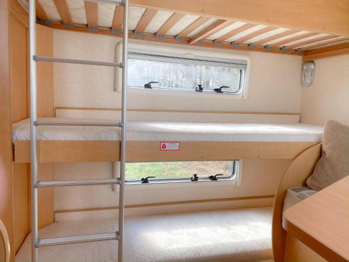 StayZo Large Modern, fully equipped Caravan at family friendly site - with Free Wi-Fi and Parking in Amersham StayZo Large Modern, fully equipped Caravan at family friendly site - with Free Wi-Fi and Parking in Amersham