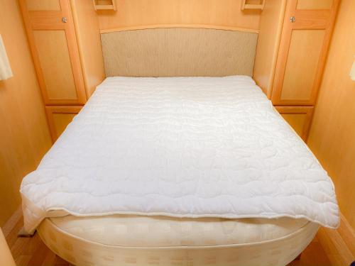 StayZo Cosy Touring Caravan With fixed Double Bed and Free Wi-Fi located in the Chiltern Hills in Amersham StayZo Cosy Touring Caravan With fixed Double Bed and Free Wi-Fi located in the Chiltern Hills in Amersham