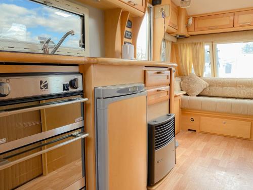 kuchyně, StayZo Cosy Touring Caravan With fixed Double Bed and Free Wi-Fi located in the Chiltern Hills in Amersham kuchyně, StayZo Cosy Touring Caravan With fixed Double Bed and Free Wi-Fi located in the Chiltern Hills in Amersham