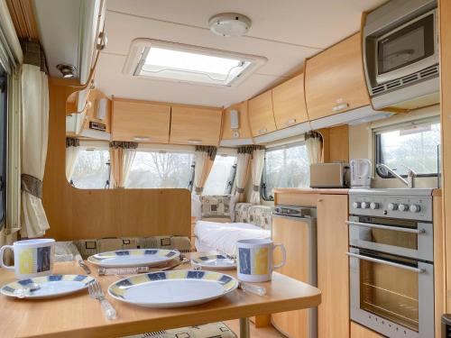 Konyha, StayZo A Comfy Touring Caravan - with Free Wi-Fi in the Chiltern Hills in Amersham Konyha, StayZo A Comfy Touring Caravan - with Free Wi-Fi in the Chiltern Hills in Amersham