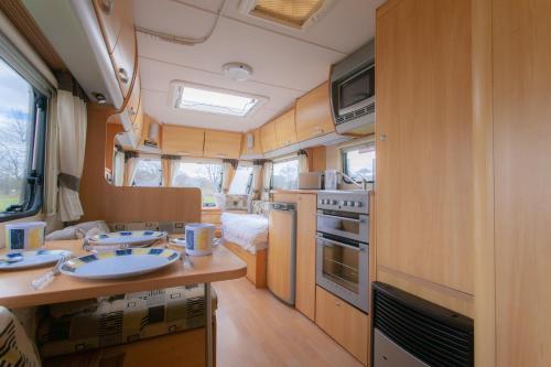 Konyha, StayZo A Comfy Touring Caravan - with Free Wi-Fi in the Chiltern Hills in Amersham Konyha, StayZo A Comfy Touring Caravan - with Free Wi-Fi in the Chiltern Hills in Amersham