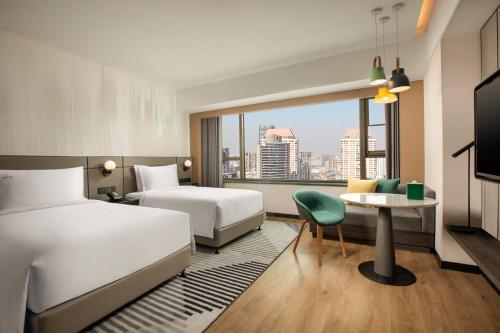 Holiday Inn Shanghai Nanjing Road in People Square and South Bund Huangpu Holiday Inn Shanghai Nanjing Road in People Square and South Bund Huangpu