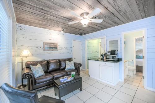 Parrot Beach Cottages in Siesta Key (FL) Parrot Beach Cottages in Siesta Key (FL)