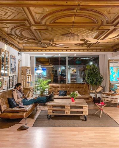 Shared lounge/TV area, Balmers Backpackers Hostel near Spielsalon City Park Shared lounge/TV area, Balmers Backpackers Hostel near Spielsalon City Park