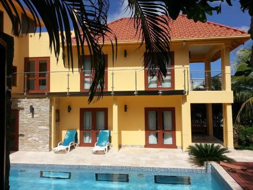Balcony/terrace, ONE LUXE JAMAICA VILLA with private pool, modern interior and secluded in Ocho Rios Balcony/terrace, ONE LUXE JAMAICA VILLA with private pool, modern interior and secluded in Ocho Rios