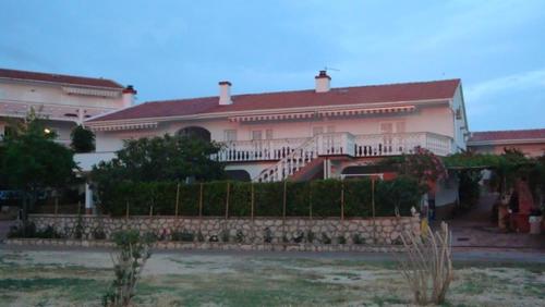 Apartment in Kustici with sea view, terrace, air conditioning, WiFi (3597-2) in คุสติซิ Apartment in Kustici with sea view, terrace, air conditioning, WiFi (3597-2) in คุสติซิ