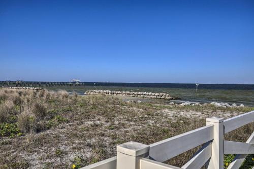 Elegant Waterfront Oasis Heated Pool, Spa and Dock! in Apollo Beach Elegant Waterfront Oasis Heated Pool, Spa and Dock! in Apollo Beach