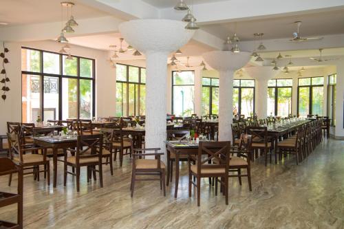 レストラン, ザ ブッダ マヤ ガーデン ホテル バイ KGH グループ (The Buddha Maya Garden Hotel By KGH Group) in ルンビニ レストラン, ザ ブッダ マヤ ガーデン ホテル バイ KGH グループ (The Buddha Maya Garden Hotel By KGH Group) in ルンビニ