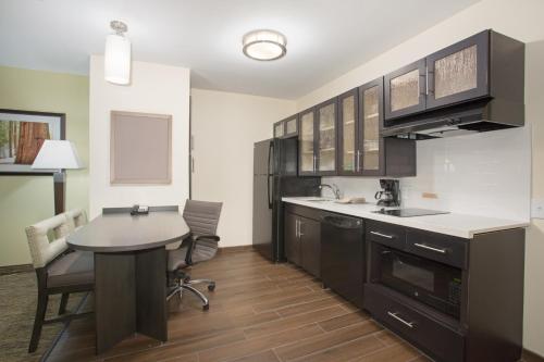 廚房, Candlewood Suites Longmont - Boulder Area By IHG in 朗蒙特 (CO) 廚房, Candlewood Suites Longmont - Boulder Area By IHG in 朗蒙特 (CO)