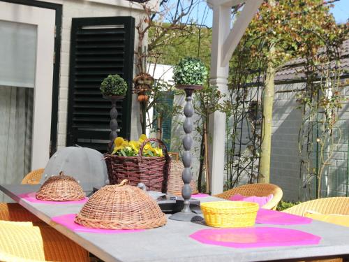 Terraza/balcón, Welcoming Holiday Home in Heiloo with Sunlit Terrace in Heiloo Terraza/balcón, Welcoming Holiday Home in Heiloo with Sunlit Terrace in Heiloo