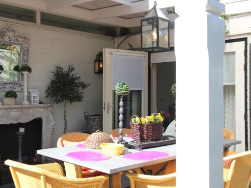 Terraza/balcón, Welcoming Holiday Home in Heiloo with Sunlit Terrace in Heiloo Terraza/balcón, Welcoming Holiday Home in Heiloo with Sunlit Terrace in Heiloo