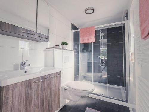 Bathroom, Nice chalet with garden, on the edge of the forest in Rijssen Bathroom, Nice chalet with garden, on the edge of the forest in Rijssen