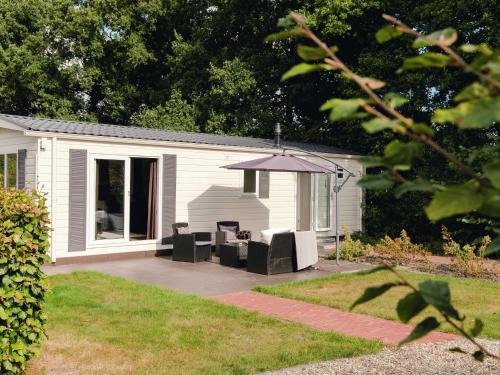 Exterior view, Comfy chalet with a dishwasher, next to the forest in Rijssen Exterior view, Comfy chalet with a dishwasher, next to the forest in Rijssen
