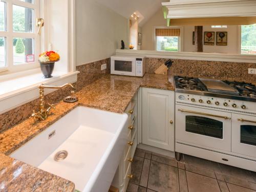 Kitchen, Mansion with ensuite bathrooms, 10,000m2 garden and heated terrace, Het Hulsbeek in Oldenzaal Kitchen, Mansion with ensuite bathrooms, 10,000m2 garden and heated terrace, Het Hulsbeek in Oldenzaal