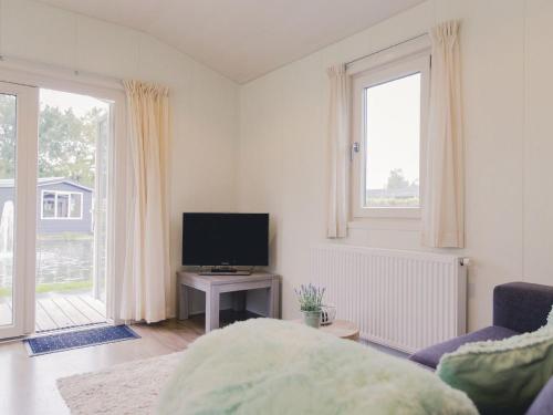Guestroom, Cozy chalet on a pond, at the edge of the forest in Rijssen Guestroom, Cozy chalet on a pond, at the edge of the forest in Rijssen