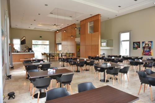 مطعم, منتجع ومركز مؤتمارات هاورد جونسون سان فرانسيسكو (Howard Johnson Resort & Convention Center San Francisco) in San Francisco مطعم, منتجع ومركز مؤتمارات هاورد جونسون سان فرانسيسكو (Howard Johnson Resort & Convention Center San Francisco) in San Francisco