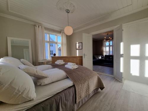 Modern and Central 2 BR w/King Beds + Free Parking