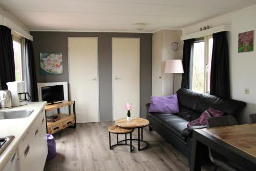 Hofgalow Chalet op camping "De Stal" in Drijber Hofgalow Chalet op camping "De Stal" in Drijber