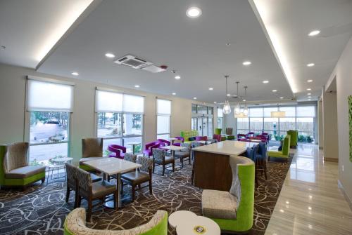 Lobby, La Quinta Inn & Suites by Wyndham Mobile in Mobile (AL) Lobby, La Quinta Inn & Suites by Wyndham Mobile in Mobile (AL)