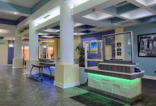 Lobby, Days Inn by Wyndham Mobile I-65 in Mobile (AL) Lobby, Days Inn by Wyndham Mobile I-65 in Mobile (AL)