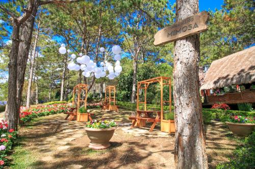 餐廳, TTC夢幻山度假村【無限次進入TTC世界-情人谷】 (TTC Dreamy Hill Resort (Unlimited Access to TTC World - Thung Lung Tinh Yeu)) near 心晴大叻真絲手工刺繡 餐廳, TTC夢幻山度假村【無限次進入TTC世界-情人谷】 (TTC Dreamy Hill Resort (Unlimited Access to TTC World - Thung Lung Tinh Yeu)) near 心晴大叻真絲手工刺繡