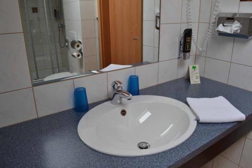 Bathroom, Hotel Gasthof Sammeth Brau in Merkendorf (Bavaria) Bathroom, Hotel Gasthof Sammeth Brau in Merkendorf (Bavaria)