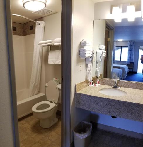 Bathroom, Days Inn by Wyndham Winnemucca in Winnemucca (NV) Bathroom, Days Inn by Wyndham Winnemucca in Winnemucca (NV)