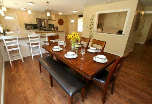 Iekārtas, Reflections! Seasonal Dock & Kayaks!! Hot Tub!! Fire Table! BBQ! HUGE yard! Horseshoes! Dog Friendly in Novato Iekārtas, Reflections! Seasonal Dock & Kayaks!! Hot Tub!! Fire Table! BBQ! HUGE yard! Horseshoes! Dog Friendly in Novato