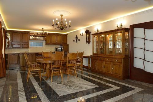 ห้องส่วนกลางสำหรับนั่งเล่น/ดูทีวี, Granit Villa in บาลาตันเลลเล ห้องส่วนกลางสำหรับนั่งเล่น/ดูทีวี, Granit Villa in บาลาตันเลลเล