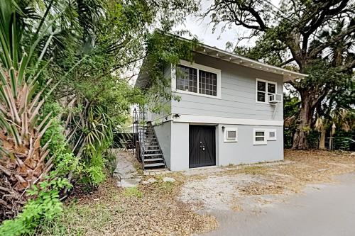 Golden Getaway - Charming Home in Historic Enclave Duplex in Sarasota