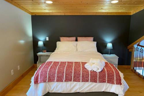 Gudjonson Getaway - 2 bed 2 bath Cabin in Field (BC) Gudjonson Getaway - 2 bed 2 bath Cabin in Field (BC)