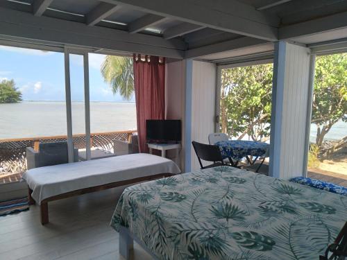 Erkély/terasz, Bungalow les pieds ds l eau, La Maison Bleue in Farehau Erkély/terasz, Bungalow les pieds ds l eau, La Maison Bleue in Farehau