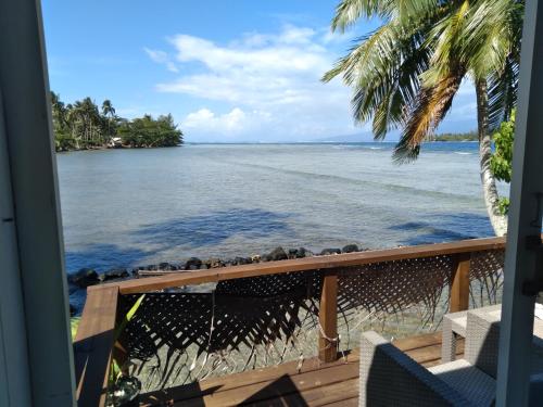 Erkély/terasz, Bungalow les pieds ds l eau, La Maison Bleue in Farehau Erkély/terasz, Bungalow les pieds ds l eau, La Maison Bleue in Farehau