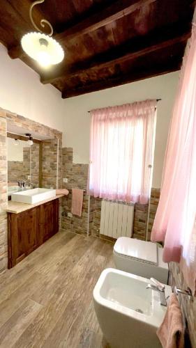 Bathroom, Casa del Glicine-monolocale centro storico con aria condizionata, parcheggio gratuito, e self check- in Bagnoregio Bathroom, Casa del Glicine-monolocale centro storico con aria condizionata, parcheggio gratuito, e self check- in Bagnoregio
